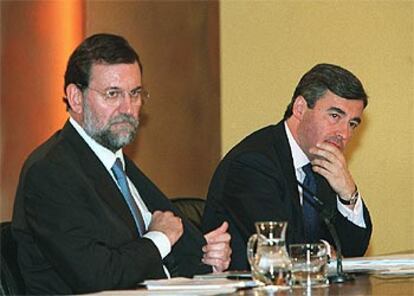 Mariano Rajoy y Ángel Acebes, durante la rueda de prensa del Consejo de Ministros.