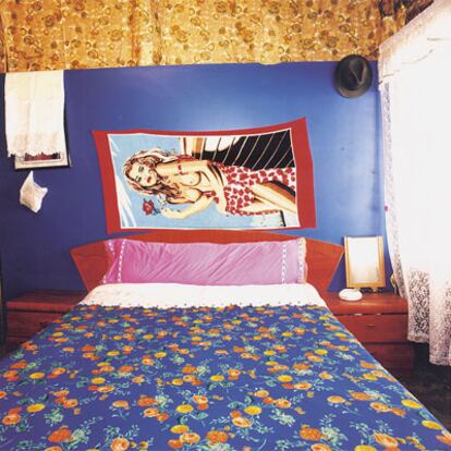 Un dormitorio perfectamente amueblado. Las paredes son de aglomerado, y el techo, de lona.