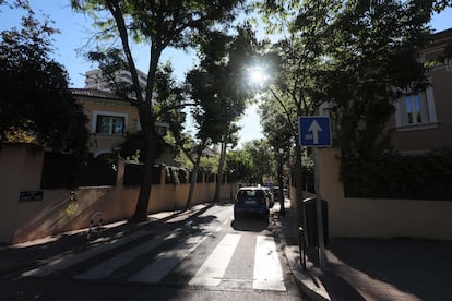 Calle de la Colonia de Cruz del Rayo, en el distrito de Chamartín.