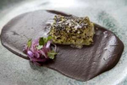 Lenguado con frijoles 'meneaos' y cebolla encurtida.