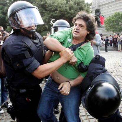 Un hombre es desalojado por la policía