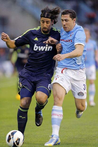 Khedira protege la pelota ante Roberto Lago.