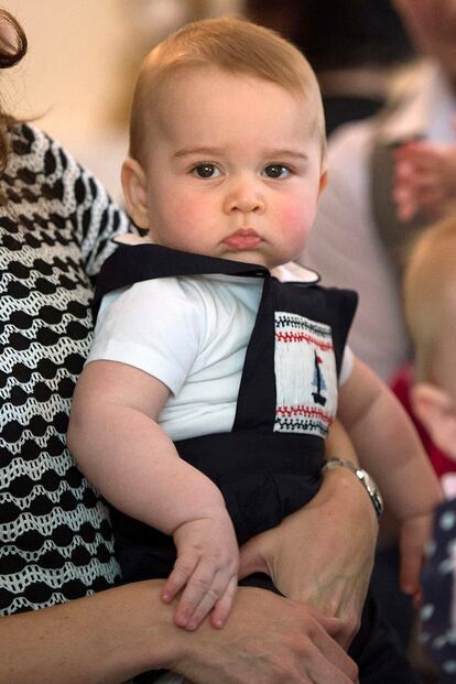 Sin duda, el pequeño George, hijo de los Duques de Cambridge, es nuestro favorito de esta semana. Con un peto con motivos marineros hemos visto al bebé junto a sus padres en su visita por Oceanía.