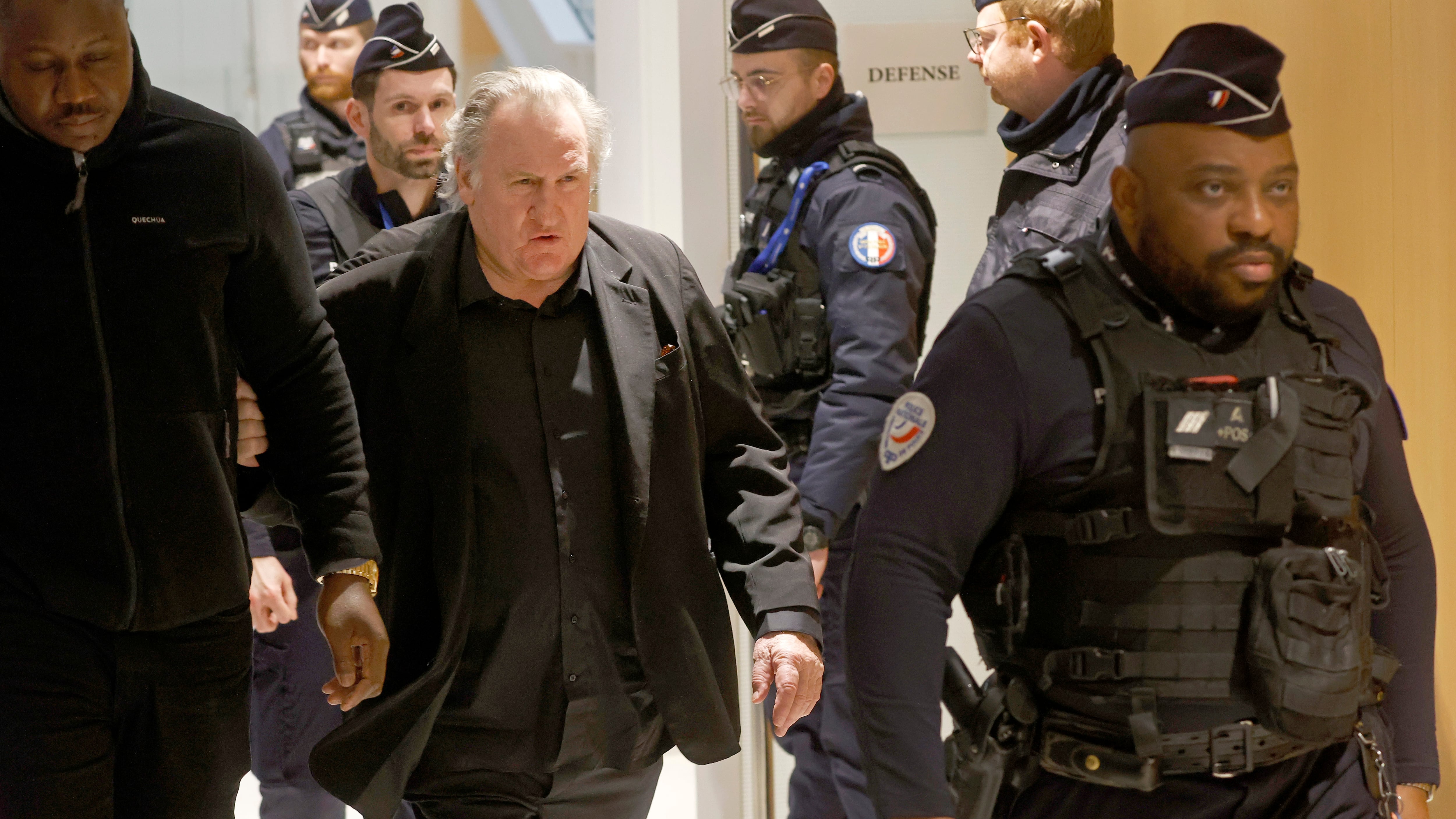 El fotógrafo agredido por Gérard Depardieu en Roma testifica que el actor le atacó gritando “italianos, gente de mierda” 1 Gérard Depardieu, el pasado 25 de marzo en una de las jornadas del juicio por agresión sexual celebrado en París.