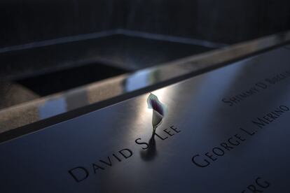 Una flor sobre el monumento en memoria de las víctimas de los atentados en el World Trade Center.