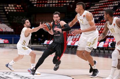 Campazzo y Tavares tratan de frenar a Moraschini.