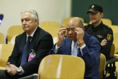 Antonio Mata, consejero delegado de Aerol&iacute;neas Argentinas, y Gerardo D&iacute;az Ferr&aacute;n, ayer en la Audiencia Nacional.