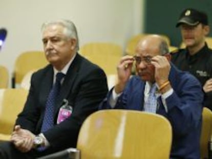 Antonio Mata, consejero delegado de Aerol&iacute;neas Argentinas, y Gerardo D&iacute;az Ferr&aacute;n, ayer en la Audiencia Nacional.