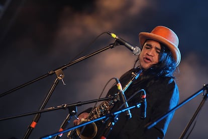 El grupo de rock La Maldita Vecindad, durante su presentación ayer por la noche ante cientos de personas dentro de las actividades de Cumbre Tajín 2010 y que se realiza en el parque temático Takilhsukut.