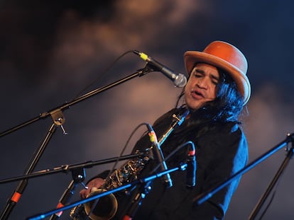 El grupo de rock La Maldita Vecindad, durante su presentación ayer por la noche ante cientos de personas dentro de las actividades de Cumbre Tajín 2010 y que se realiza en el parque temático Takilhsukut.