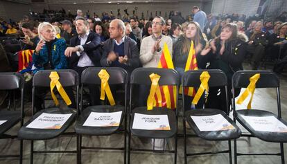 Las sillas vacías de la fila cero en el acto de inicio de campaña de Junts per Catalunya.