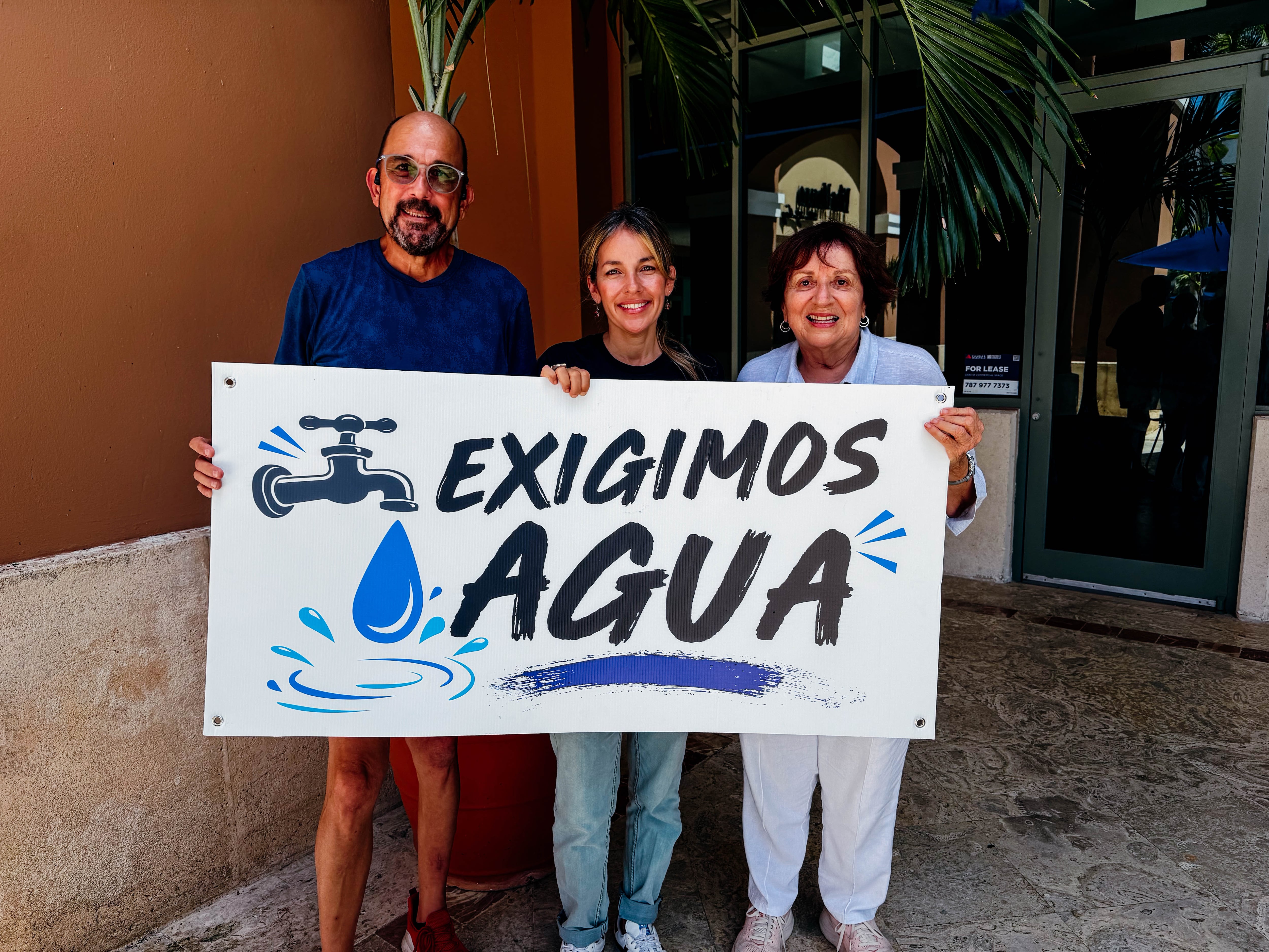 Alfredo Cuyar, Dhara Rivera y Ángeles Acosta, de la coalición Exigimos Agua. 