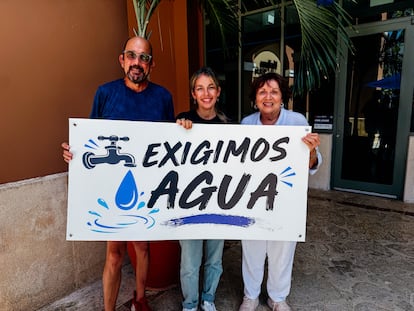 Alfredo Cuyar, Dhara Rivera y Ángeles Acosta, de la coalición Exigimos Agua.Patricia Vélez.