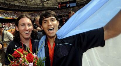 Messi y Agüero festejan el oro en Pekín 2008.