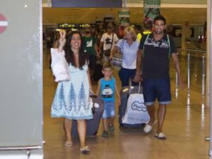 Un centenar de pasajeros llegan al aeropuerto de Barcelona, en El Prat de Llobregat. EFE/Archivo