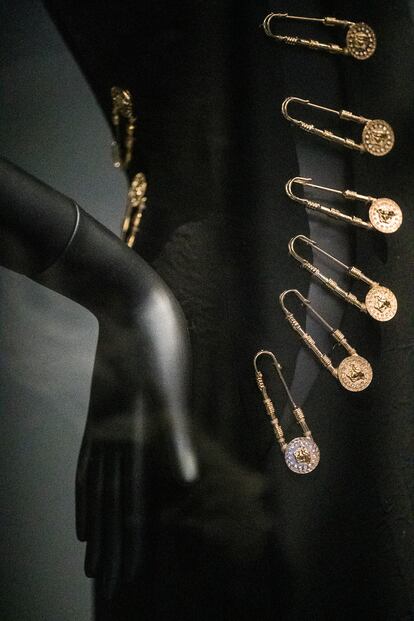Detalles de imperdibles de uno de los diseños más icónicos de Versace: el vestido que luciría la modelo y actriz Elisabeth Hurley en el estreno de 'Cuatro bodas y un funeral' en 1994, cuando era novia de Hugh Grant. 
