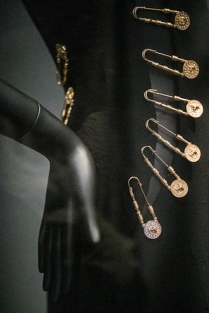 Detalles de imperdibles de uno de los diseños más icónicos de Versace: el vestido que luciría la modelo y actriz Elisabeth Hurley en el estreno de 'Cuatro bodas y un funeral' en 1994, cuando era novia de Hugh Grant.