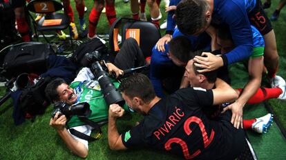 O fotógrafo da agência France Press durante a comemoração do gol que deu a vitória à seleção da Croácia.