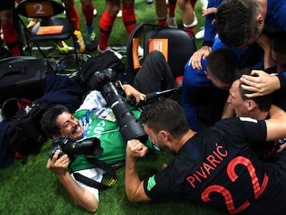 O fotógrafo da agência France Press durante a comemoração do gol que deu a vitória à seleção da Croácia.