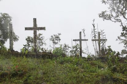 Cruces en recuerdo de varios fallecidos en accidente en la cuneta del camino de Yungas (Bolivia), considerada la carretera más peligrosa del mundo.