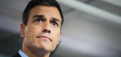 El l&iacute;der del PSOE, Pedro S&aacute;nchez, durante su comparecencia ante los medios en la sede de la madrile&ntilde;a calle de Ferraz, para analizar los resultados de las elecciones gallegas y vascas y explicar su propuesta de hacer primarias el 23 de octubre y el congreso el 1, 2 y 3 de diciembre. 