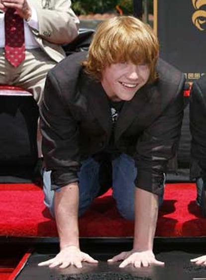 Rupert Grint, el actor británico que interpreta a Ron Weasley en la saga 'Harry Potter', ha superado el nuevo virus de la gripe, conocida como Gripe A, que contrajo mientras rodaba la nueva película del joven mago, por lo que se tomó unos días libres para recuperarse. Sus compromisos profesionales no solo implicaban la grabación de una película, sino el estreno de otra, todas de la saga ambientada en la escuela de magos de Howard's. Grint, que en la imagen aparece dejando sus huellas en el Paseo de la Fama de Hollywood Boulevard, está recuperado ya del virus H1N1, que ha sufrido de forma leve, y podrá acudir al estreno de otra película de la saga, previsto para el próximo martes en Londres.