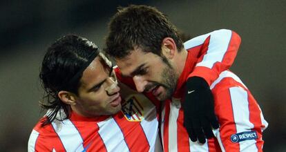 Falcao y Adrián hablan en un partido.