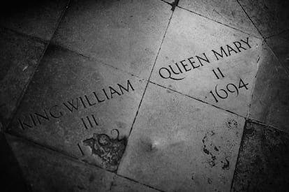 Losa con la inscripción del rey Guillermo III y la reina María II, enterrados en una cripta, en la nave sur de la abadía de Westminster.