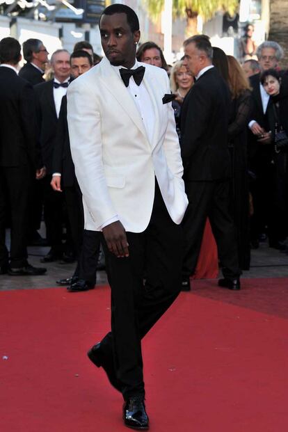 Sean Combs ha elegido esmoquin de chaqueta blanca. 