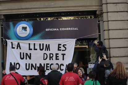 L'Aliança contra la Pobresa Energètica penja un cartell en una oficina d'Endesa de Barcelona.