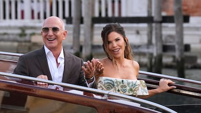 Jeff Bezos, izquierda, y Lauren Sánchez salen de un hotel para su recepción pre-boda, en Venecia, Italia, jueves 26 de junio de 2025. (AP Photo/Luca Bruno)