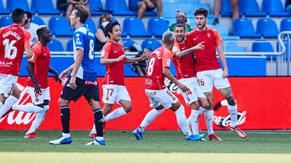 Los jugadores del Mallorca celebran el gol de Fer Niño ante el Alavés este sábado en Mendizorroza.
