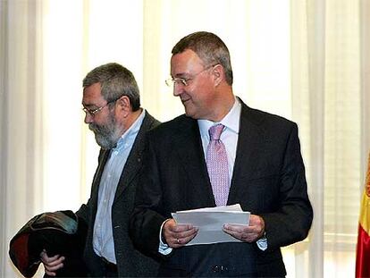 El ministro de Trabajo y Asuntos Sociales, Jesús Caldera, junto al secretario general de UGT, Cándido Méndez.