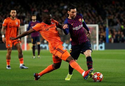 Tanguy Ndombele, a la izquierda, lucha por la pelota con Lionel Messi.