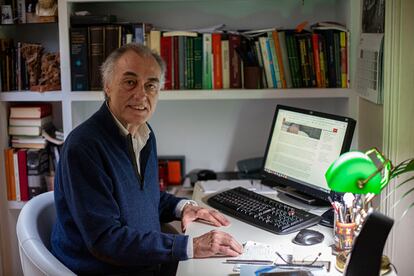 El nefrólogo, Josep Maria Puig, secretario general de Metges de Catalunya, en su despacho