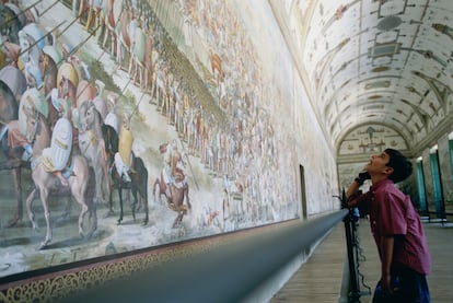 Es la escapada turística por excelencia desde la ciudad de Madrid y será difícil encontrar a alguno de sus habitantes que no haya estado alguna vez en este bellísimo y señorial pueblo recostado sobre las faldas de la sierra de Guadarrama. El burgo se lo debe todo al empeño de un rey, Felipe II (1527-1598), y siempre fue un lugar privilegiado de veraneo para los madrileños más pudientes. Esta mole de piedra, junto a sus jardines y su enorme explanada, fue declarada patrimonio mundial en 1984 y ocupa un lugar central en San Lorenzo de El Escorial. El monarca más poderoso de la historia de España lo hizo instalar en lo que llamaron una de las puertas del infierno, que quiso cerrar de manera simbólica con su construcción. Muchos de los que acuden a este pueblo serrano simplemente pasean por los alrededores del monasterio o por las siempre animadas calles de El Escorial, también patrimonio histórico, antes o después de comer en sus afamados restaurantes. Pero si aceptamos el titánico reto de visitar el monasterio, es obligado detenerse en la Real Biblioteca (con más de 40.000 volúmenes), el Patio de Armas, la basílica, los relicarios y el convento. En las inmediaciones, son imprescindibles los jardines del Fraile, la Casita del Infante y el Teatro Real Coliseo de Carlos III. Para obtener las mejores vistas y hacerse una idea de la majestuosidad del lugar se aconseja subir al monte Abantos, que regala la mejor panorámica de esta zona de la sierra de Madrid.