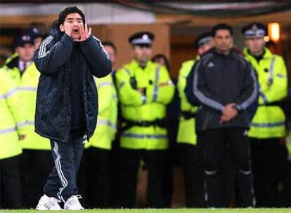 'El Pelusa', que acababa de ser elegido como seleccionador argentino, dirigió su primer partido al frente de la albiceleste frente a Escocia (0-1 para los suramericanos) en Hampden Park. El partido estuvo marcado, además de por el debut de Maradona, por el ingreso de su hija en un hospital madrileño por un problema con su embarazo