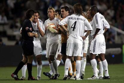 Los jugadores del Madrid protestan al árbitro la concesión del gol rival.