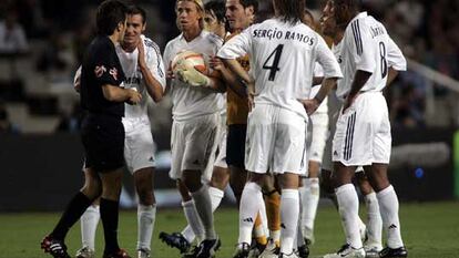 Los jugadores del Madrid protestan al árbitro la concesión del gol rival.