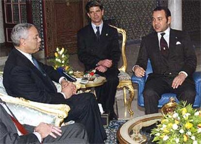 El secretario de Estado de EE UU, Colin Powell, junto al rey de Marruecos, Mohamed VI, ayer en Marraquech.