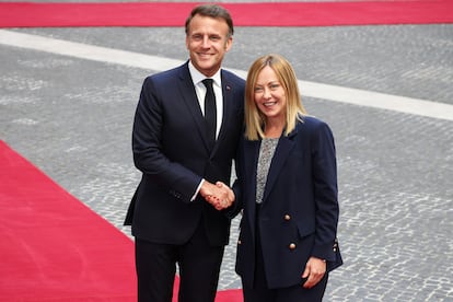 Emmanuel Macron y Giorgia Meloni se saludan a la llegada del presidente francés al Palazzo Chigi, sede de la presidencia del Gobierno italiano, este martes por la tarde.