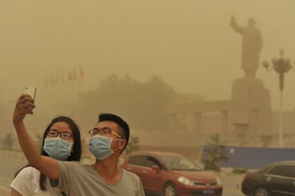 Dos personas se sacan una foto en la ciudad de Xinjiang, el 10 de mayo.