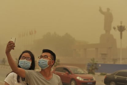 Dos personas se sacan una foto en la ciudad de Xinjiang, el 10 de mayo. 