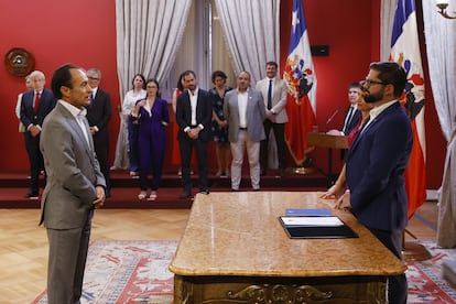 El presidente de Chile, Gabriel Boric (d) frente a Jaime Pizarro durante su nombramiento como nuevo ministro de Deportes.