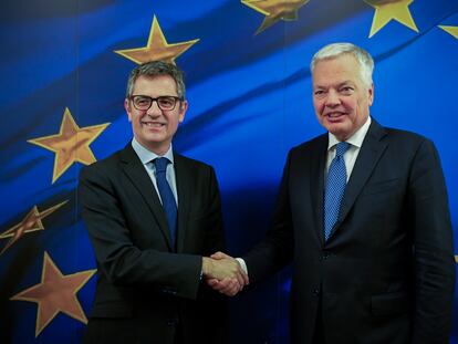 El ministro de Presidencia y Justicia, Félix Bolaños (izquierda), con el comisario europeo de Justicia, Didier Reynders, este jueves en Bruselas.