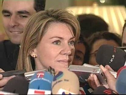 De Cospedal dice que las dimisiones honran a quienes no quieren perjudicar al PP