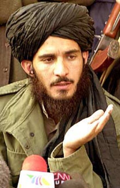 Tayab Agha, portavoz del mulá Omar, habla con la prensa cerca de Kandahar.