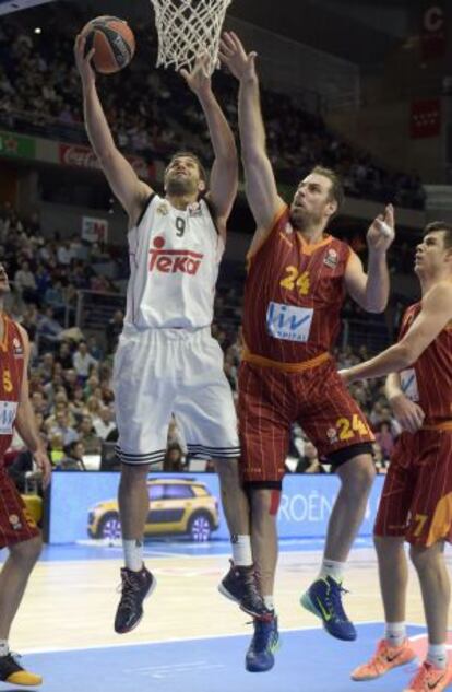 Maric intenta taponar a Reyes.