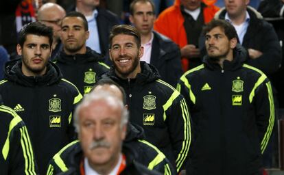 Sergio Ramos, junto a Álvaro Morata e Íker Casillas, antes del partido entre España y Holanda.
