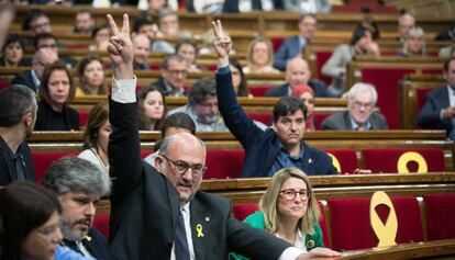 Diputados de JxCat y de ERC votando este jueves en el Parlament.